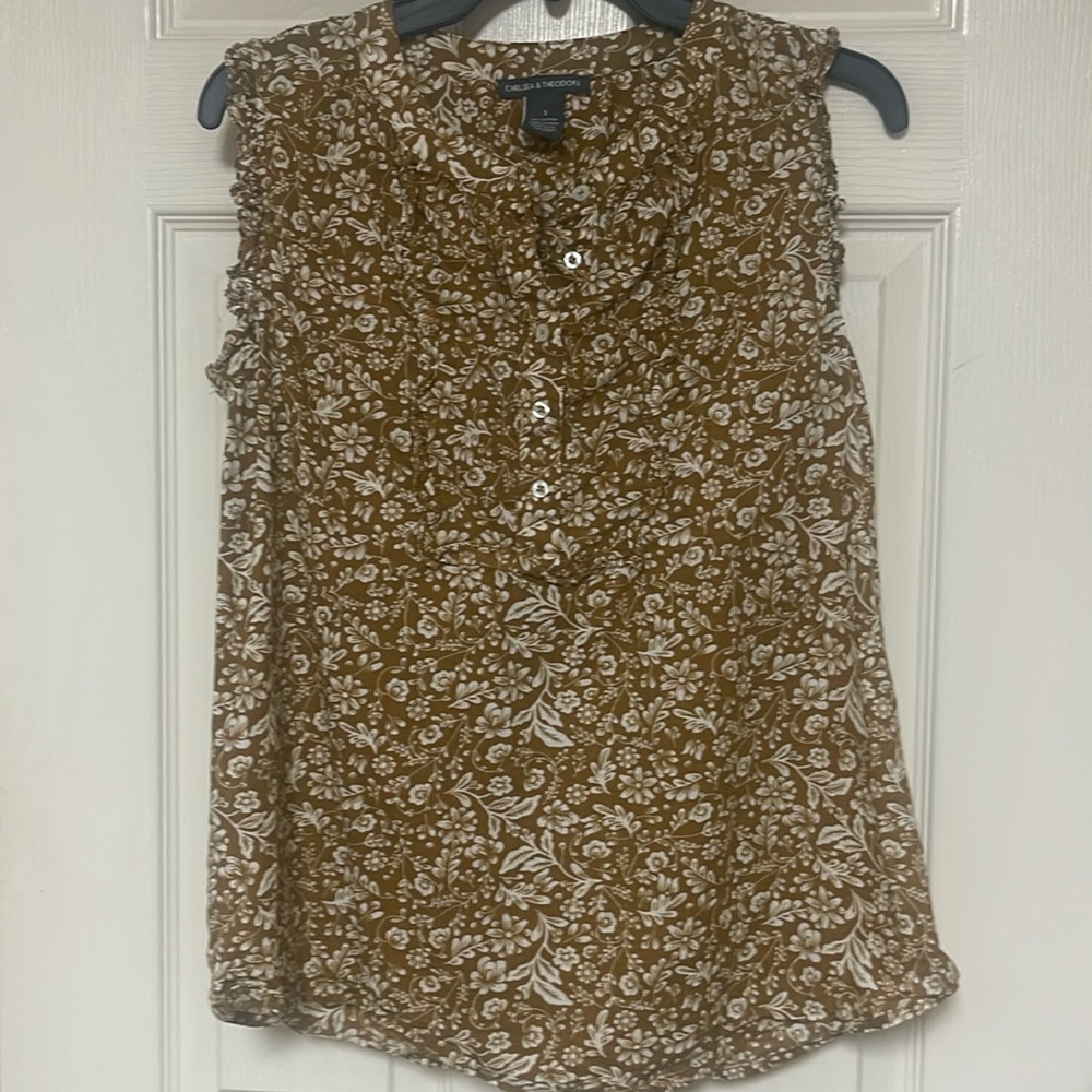 Chelsea & Theodore size small top. (Fits more like an XS). Sleeveless.
